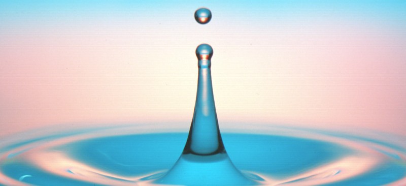 splash-of-single-drop-in-still-water-pink-and-cyan-AJHD